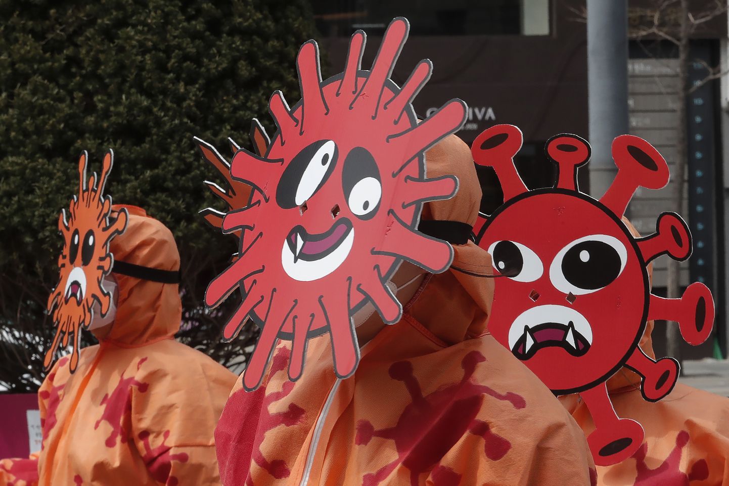 Maske kandvad keskkonnaaktivistid avaldavad meelt uue koroonaviiruse vastu Seoulis Lõuna-Koreas.