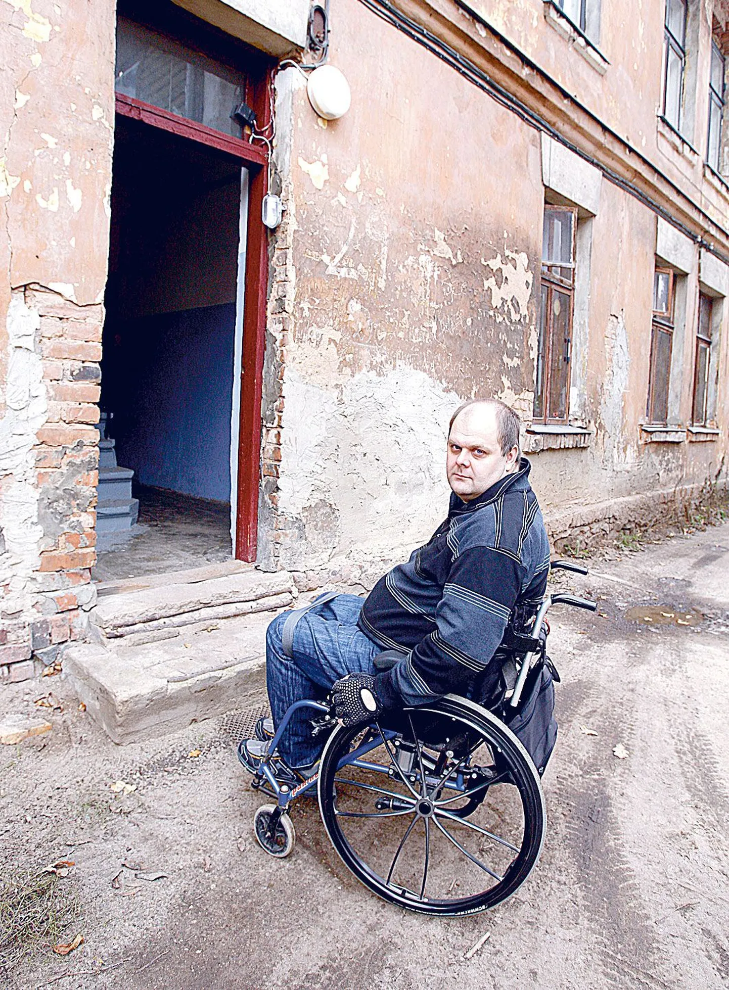 Õnnetuse tagajärjel ratastooli jäänud Urmas Assor on proovinud leida üüriturult korterit, kust ratastooliga kõrvalise abita välja pääseks, kuid siiani see pole õnnestunud.