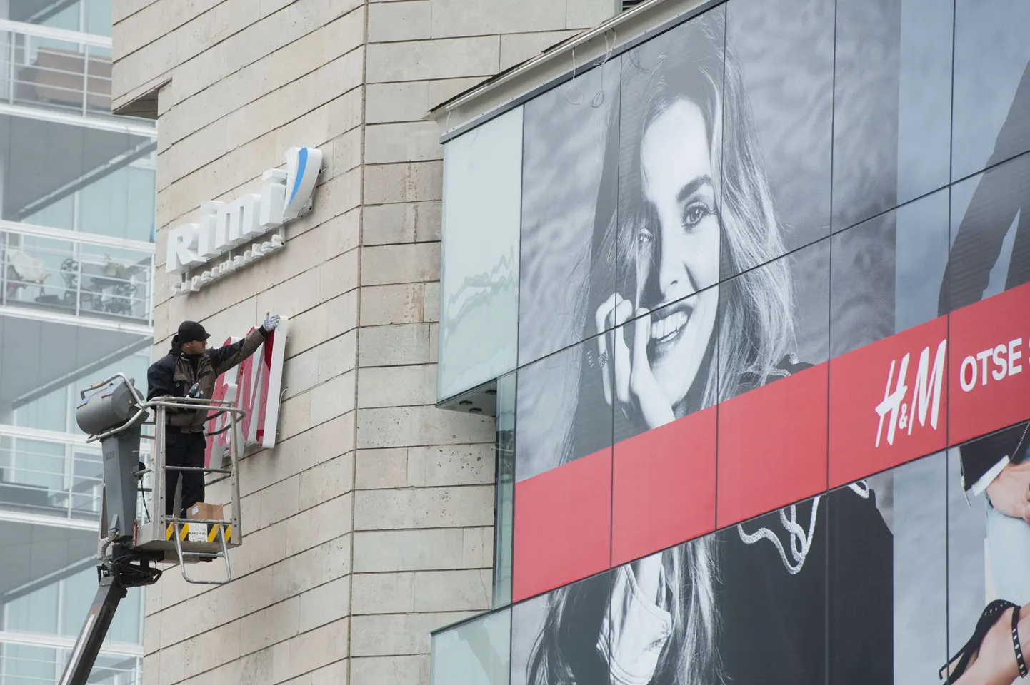 Sel sügisel pealinna ostukeskustes kolm poodi avanud Skandinaavia tuntuim rõivapoekett H&M allkirjastas lepingu avamaks 2014. aastal oma poed Pärnus ja Narvas. Foto on illustreeriv.