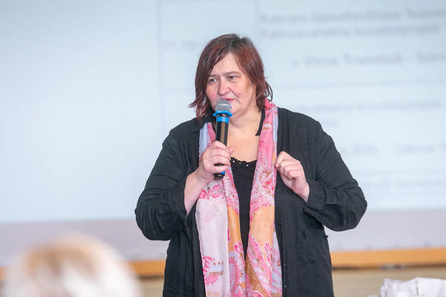 Sirje Vällmann tervitas konverentsil osalejaid. Ta elab ise Lääne-Virumaal ning tegeleb ettevõtlike maanaiste Eesti ja rahvusvahelise partnerlusega.