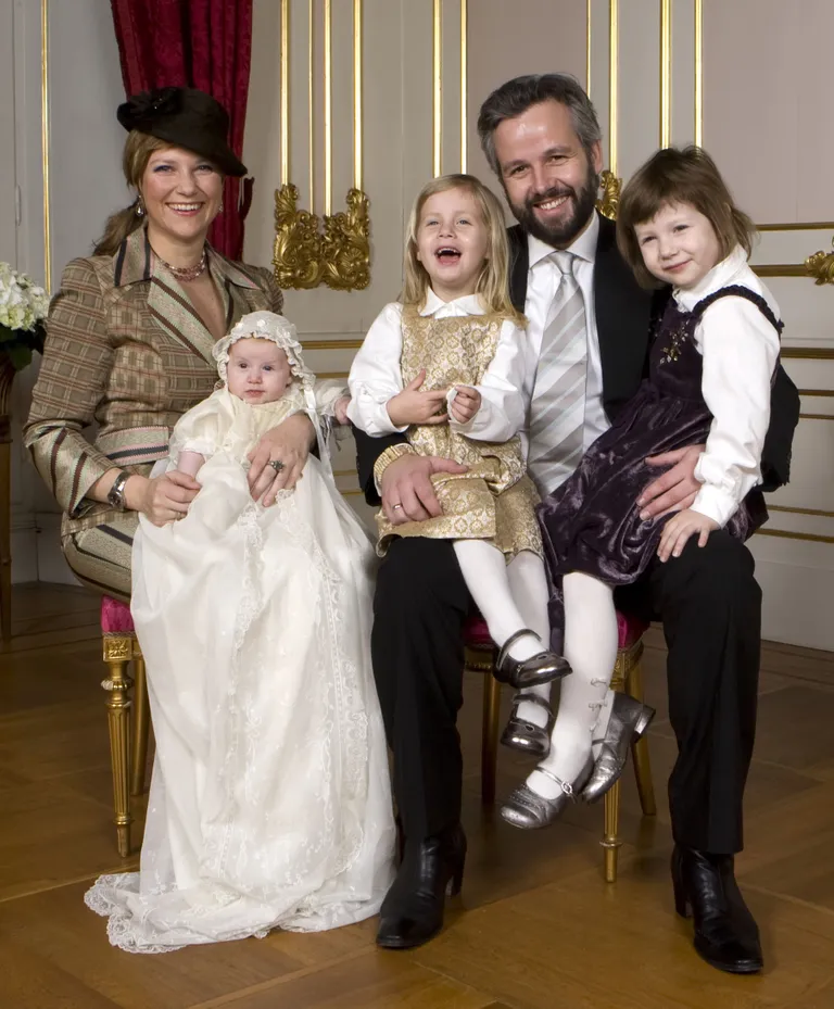 Norra printsess Märtha Louise, kelle süles on tütar Emma Tallulah Behn. Tema kõrval on abikaasa Ari Behn koos kahe tütre Maud Angelica Behni ja Leah Isadora Behniga (paremal)