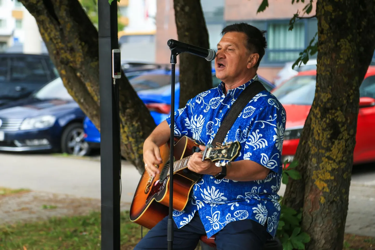 Jüri Homenja alustas jaanilaupäeva kontsertite andmist Tartus Soola tänava Grill Baari õuel.
