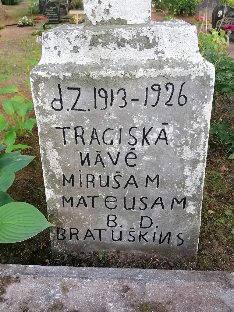 Uzraksts, ko Mateuša tēvs Bernats ar kaut ko asu ievilcis betona masā. Diemžēl nekāda krāsa ilgi neturas.