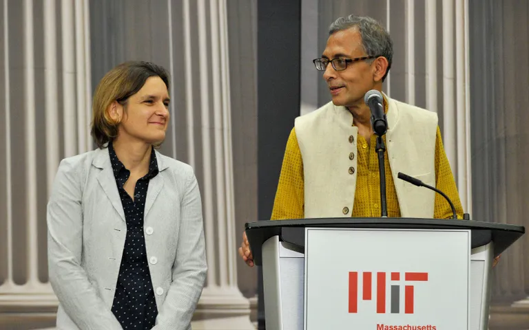 Esther Duflo ja Abhijit Banerjee.