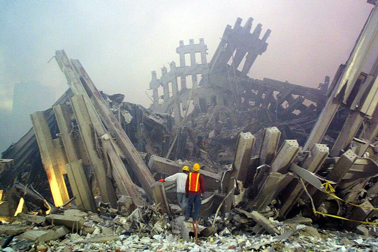Maailma kaubanduskeskuse varisenud kaksiktornid pärast 11. septembri 2001 rünnakut