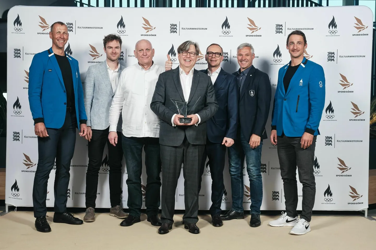 Pärnu ettevõtjat Viljo Vetikut (esiplaanil) tunnustati spordisõbra tiitliga, sest ta on aastakümneid olnud Eesti sõudmise ja sõudjate aktiivne toetaja.