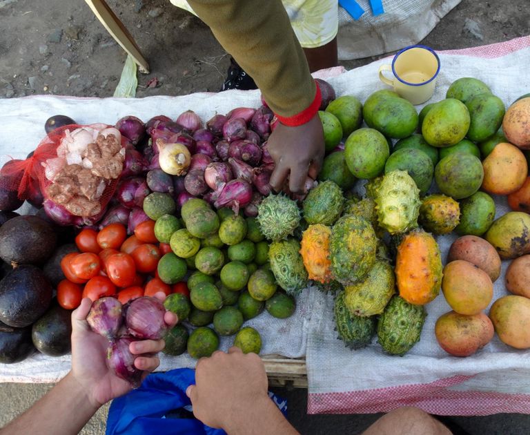 Kas pesemata puuviljade söömine tugevdab immuunsüsteemi? Aafrikas elades võid olla sunnitud oma seisukohti ümber hindama. Pildil puuviljade ja muu kraami lett Naivasha turul.