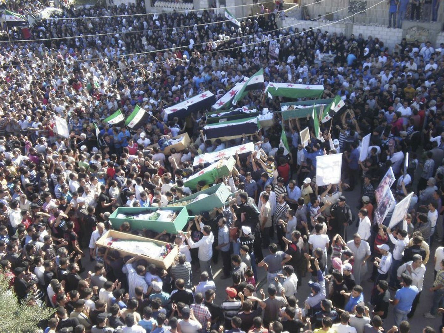 Süüria Deraas korraldatud veresaunas hukkunud tsiviilelanike matused 9. juunil.