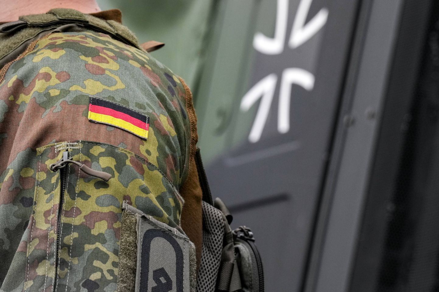 Saksa lipp sõduri vormil.