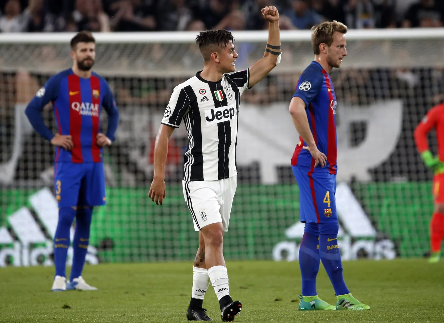 Paulo Dybala (keskel) võis Meistrite liiga veerandfinaali avakohtumises rusikat viibutada, sest suutis Barcelona saarid panna raskesse seisu.