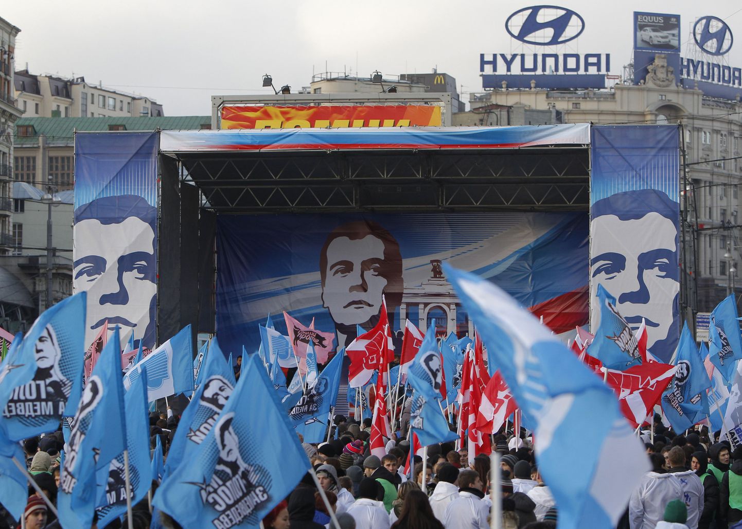 Kremli-meelse noorteorganisatsiooni Naši liikmed lehvitavad Ühtse Venemaa valimisvõidu puhul lippe.