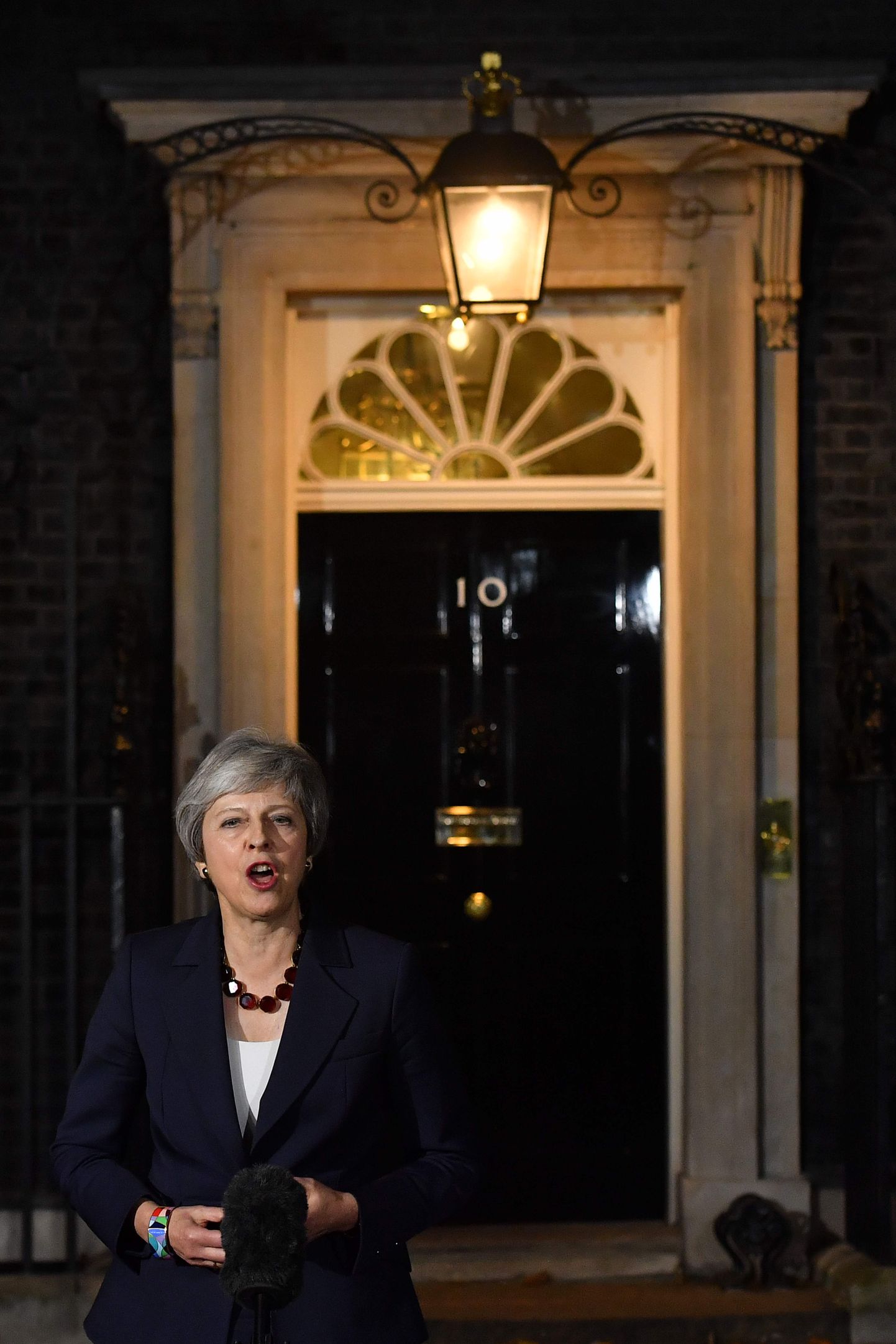 Britain's Prime Minister Theresa May gives a statement outside 10 Downing Street in London on November 14, 2018, after holding a cabinet meeting where ministers were expected to either back the draft bexit deal or quit. - British Prime Minister Theresa May defended her anguished draft divorce deal with the European Union on Wednesday before rowdy lawmakers and a splintered cabinet that threatens to fall apart. (Photo by Ben STANSALL / AFP)