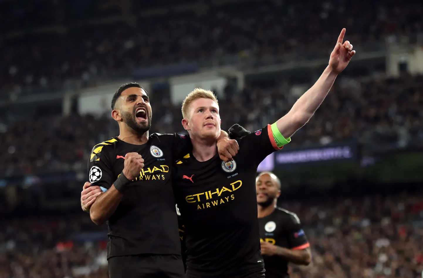 Manchester City ründaja Riyad Mahrez (paremal) tähistab väravat koos keskvälja maestro Kevin De Bruyne'iga.