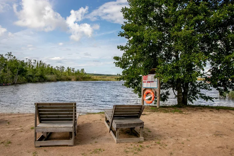 Ermistu puhkeküla supluskohas valitses kolmapäeval tühjus, kuid veesooja oli paarikümne kraadi jagu.