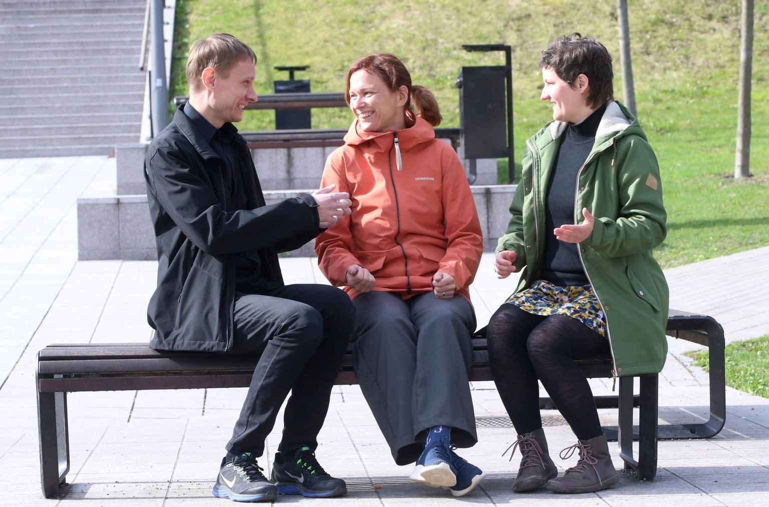 ROHEringi projekti meeskonnaliikmed Indrek Kuusk (vasakult) ja Tuul Sepp ning Supilinna seltsi juht Helen Hiiemaa