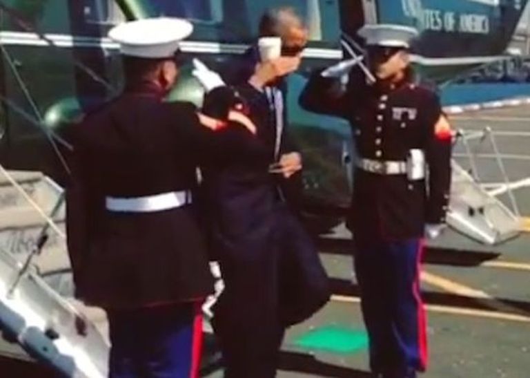USA president Barack Obama tervitas 2014. aastal merejalaväelasi hoides käes kohvitopsi