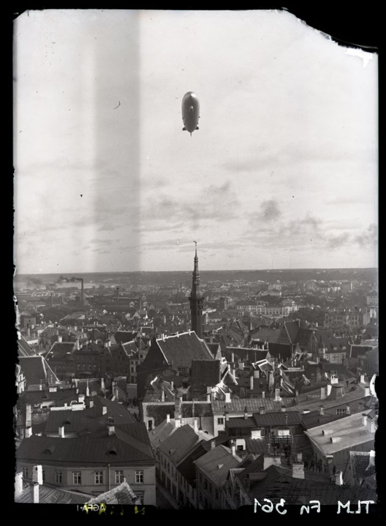 Фотограф поймал кадр с дирижаблем прямо над Ратушей, 1930 год.