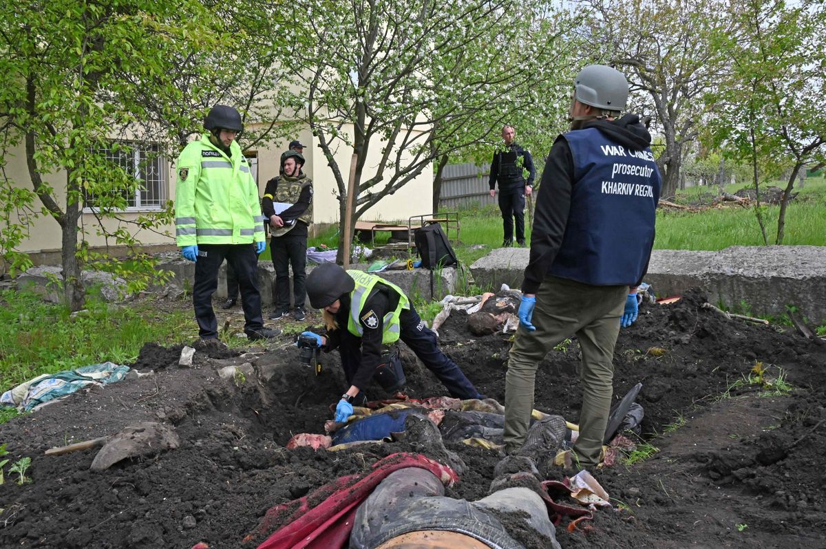 Izmeklētāji vāc pierādījumus atraktā kapā Stepankos, netālu no Harkivas, kur apglabāti civiliedzīvotāji