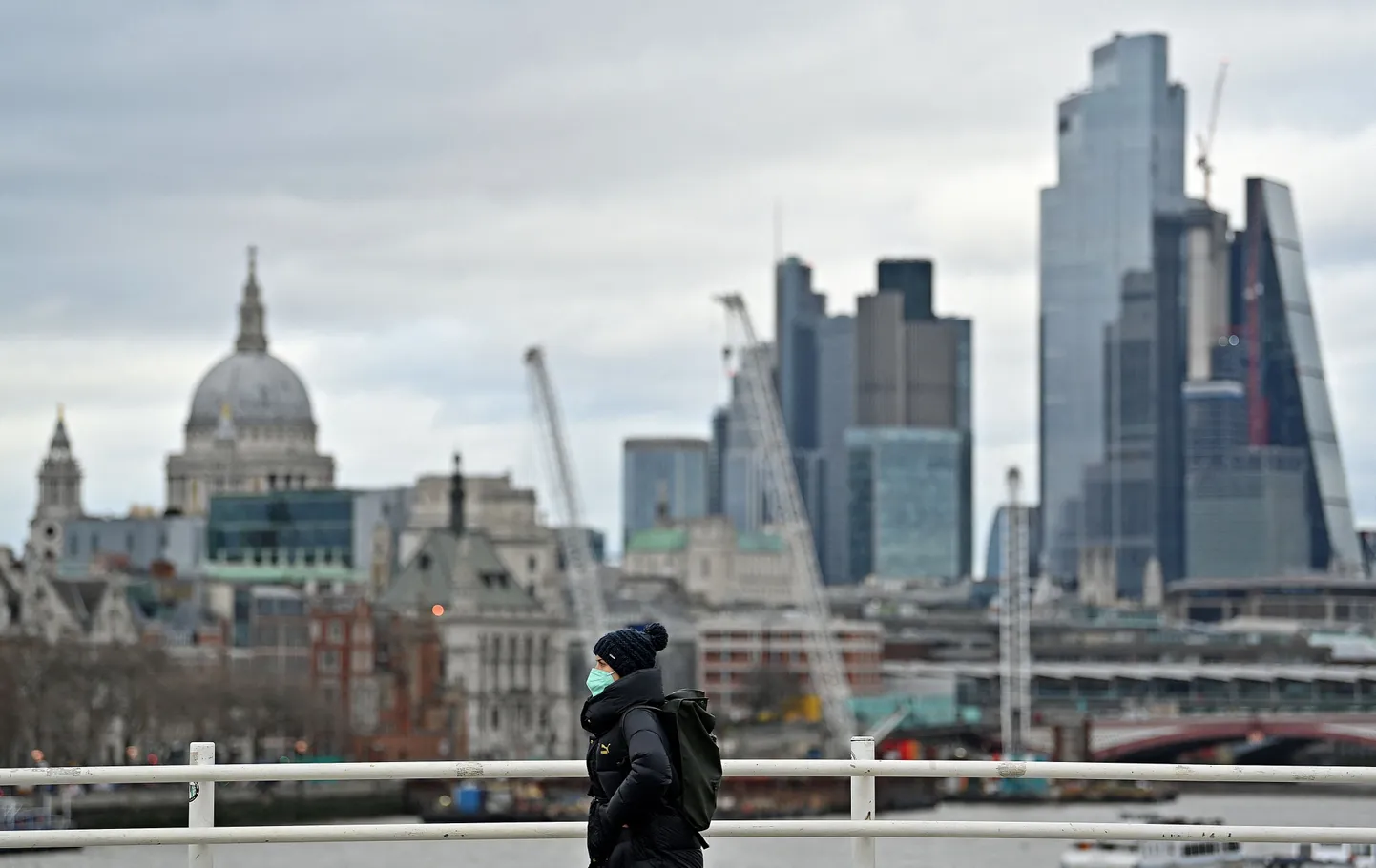 Jalakäija Londonis Waterloo sillal. Korruptsioonis või seotuses Kremliga süüdistatud venelased on Ühendkuningriigis ostnud Transparency Internationali andmeil umbes 1,5 miljardi naela eest kinnisvara.