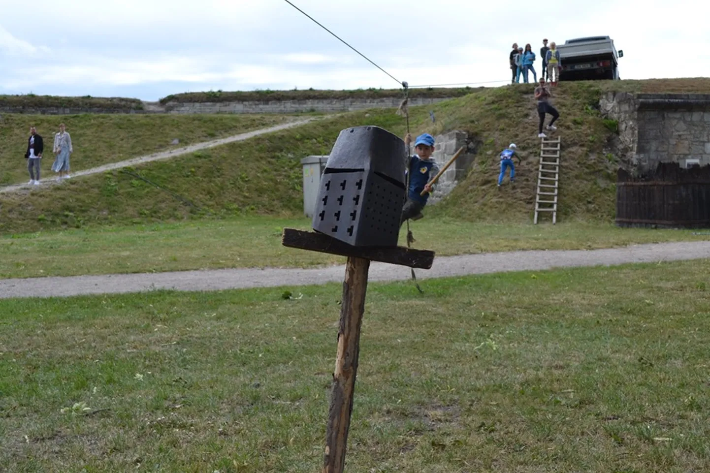 Foto on tehtud Kuressaare lossi hoovis.