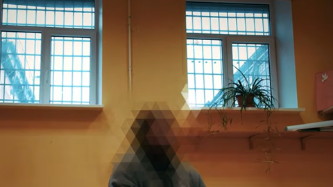 ВИДЕО ⟩ Телефонный мошенник из Центральной тюрьмы рассказал о схеме обмана