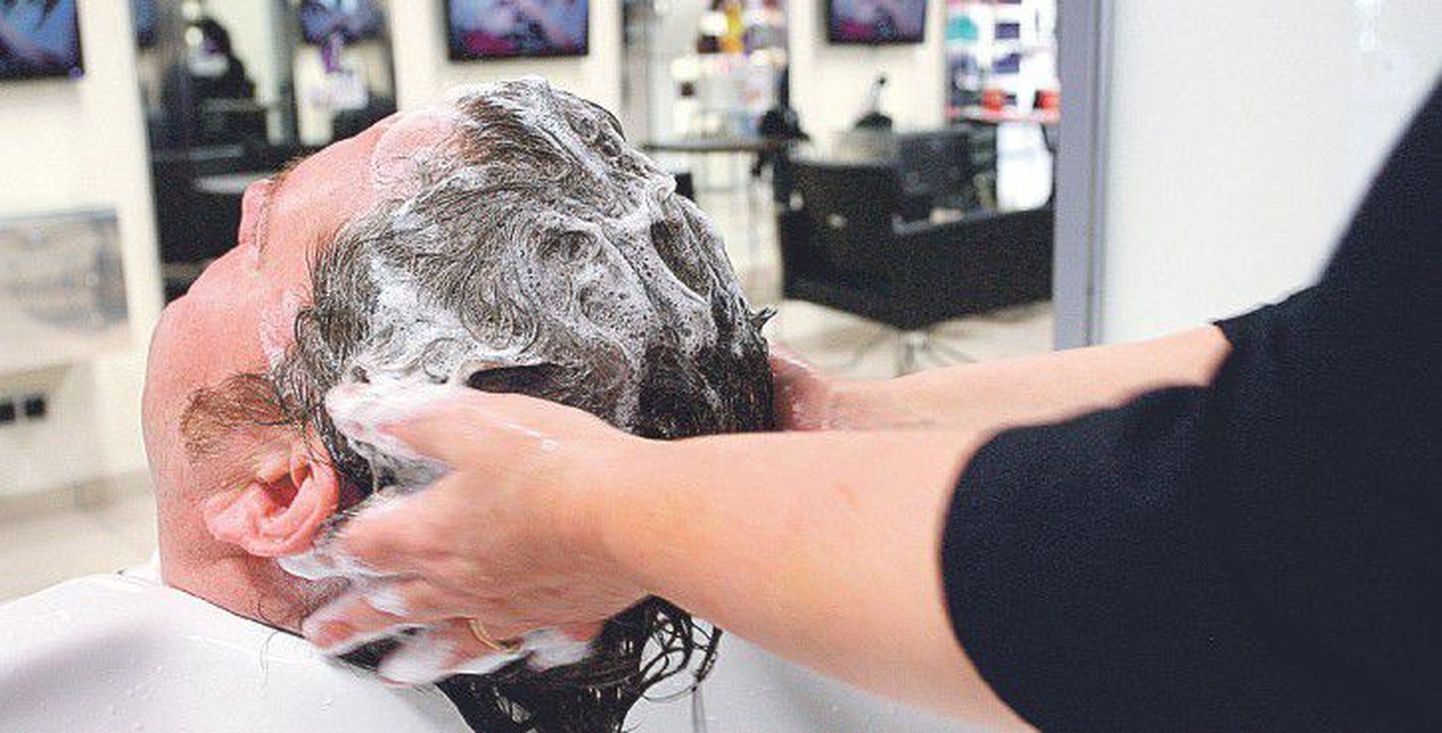 Избавлению от перхоти помогает мытье головы специальными шампунями, а также своевременное обращение к дерматологу.