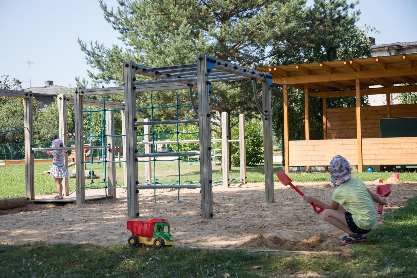 Lasteaedade mänguväljakute arengukava koostamise käigus vaadati üle kõik mänguõued. Pildil on lasteaia Krõll mänguväljak.