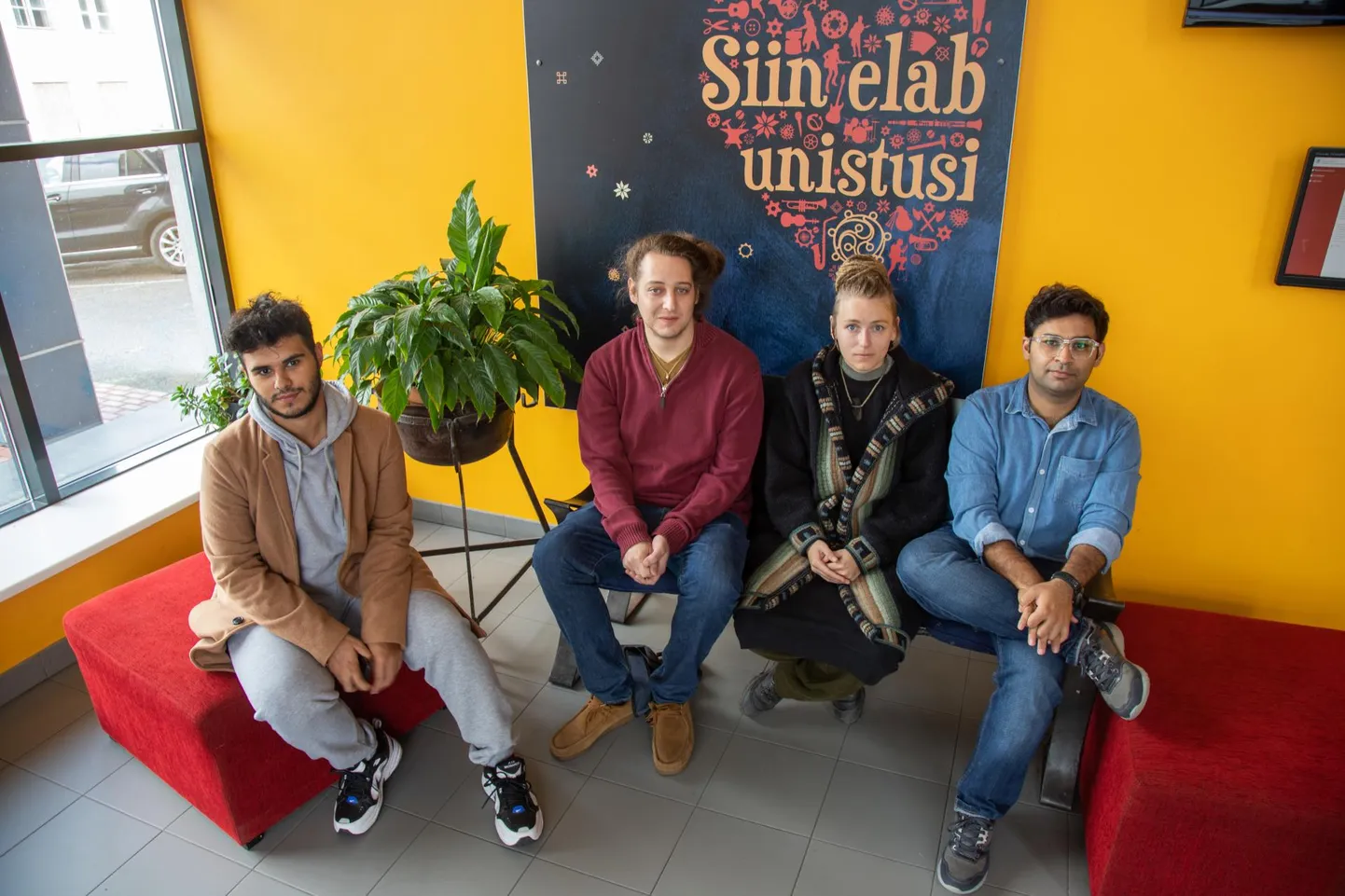 Tartu ülikooli Viljandi kultuuriakadeemia tudengid Rufat Mustafayev Aserbaidžaanist, Jason Alexander Greenberg USA-st, Maren Irmelin Munthe-Dahl Norrast ja Qumrosh Abbas Khan Pakistanist peavad eestlasi sõbralikeks ning Eestit kenaks kohaks, kus oma unistusi täita.