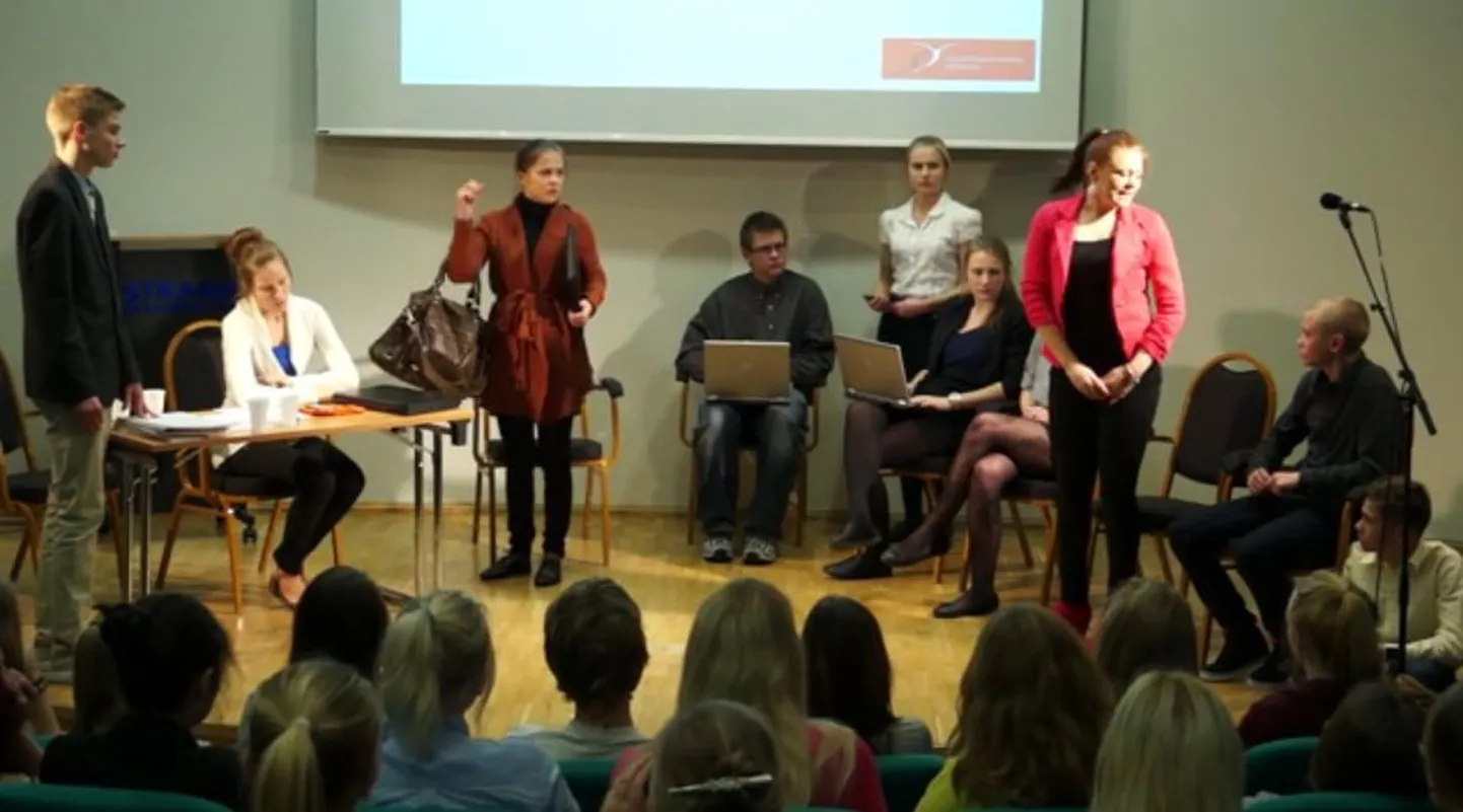 Ettevõtlusteatri etenduses astuvad publiku ette Rakvere kooliõpilased.