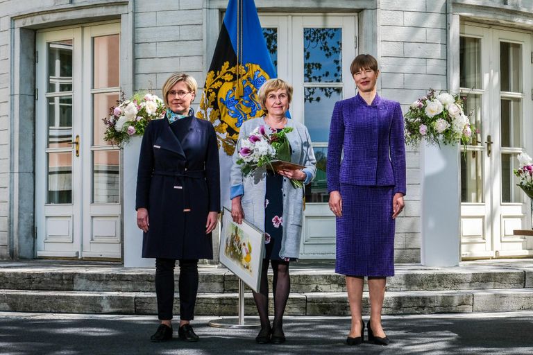 Auhinnatud Lemme Haldre (keskel) koos presidendi Kersti Kaljulaidi ja õiguskantsleri Ülle Madisega.