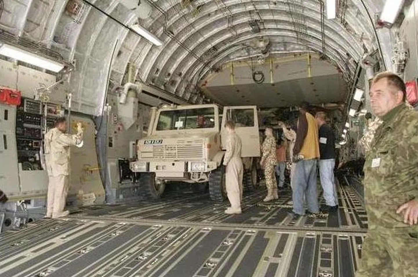 Pildil on Eesti kaitseväe autod USA transpordilennukile laadimisel 2005. aasta suvel.