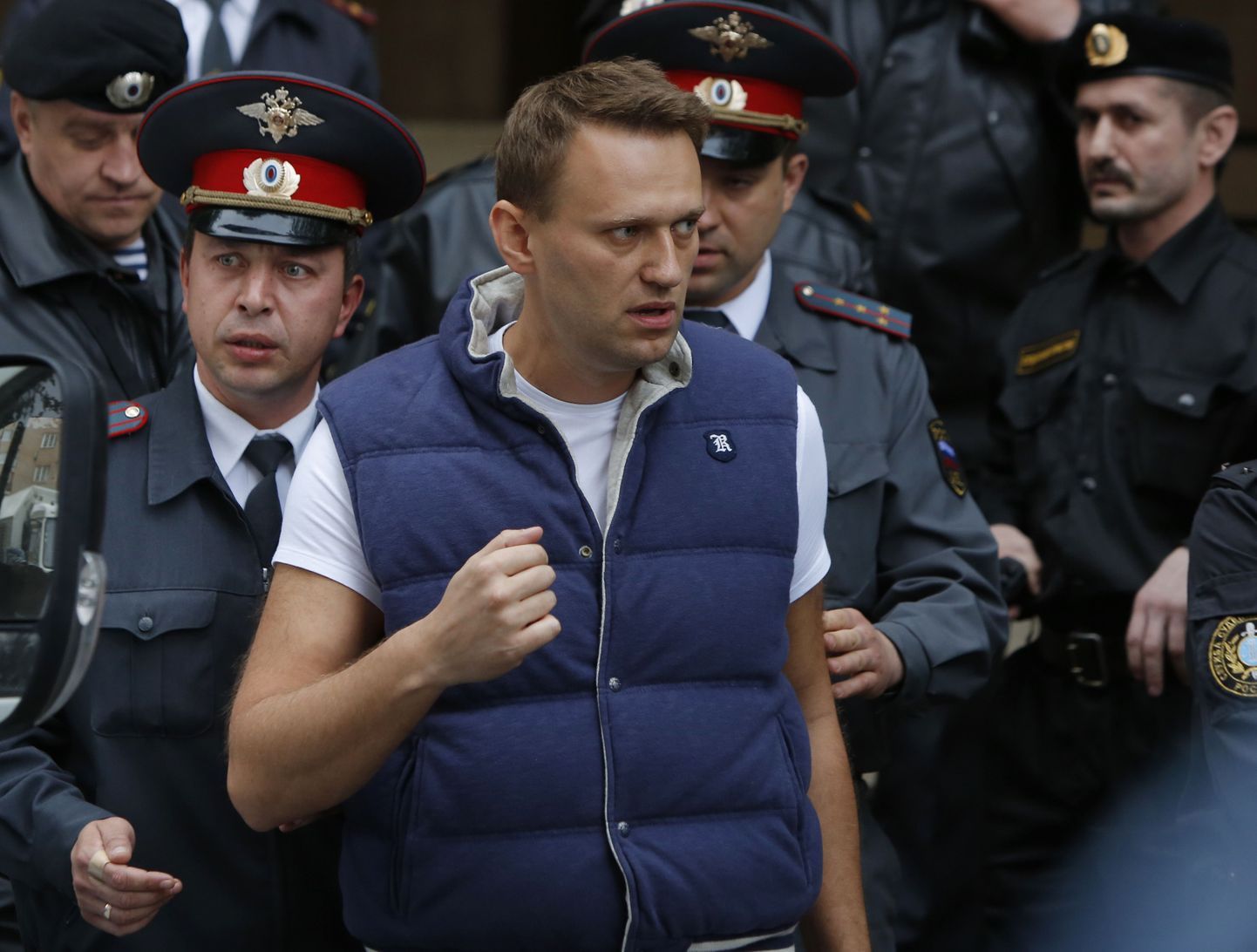 Aleksei Navalnõi koos teda eskortivate politseinikega Moskvas 9. mail.