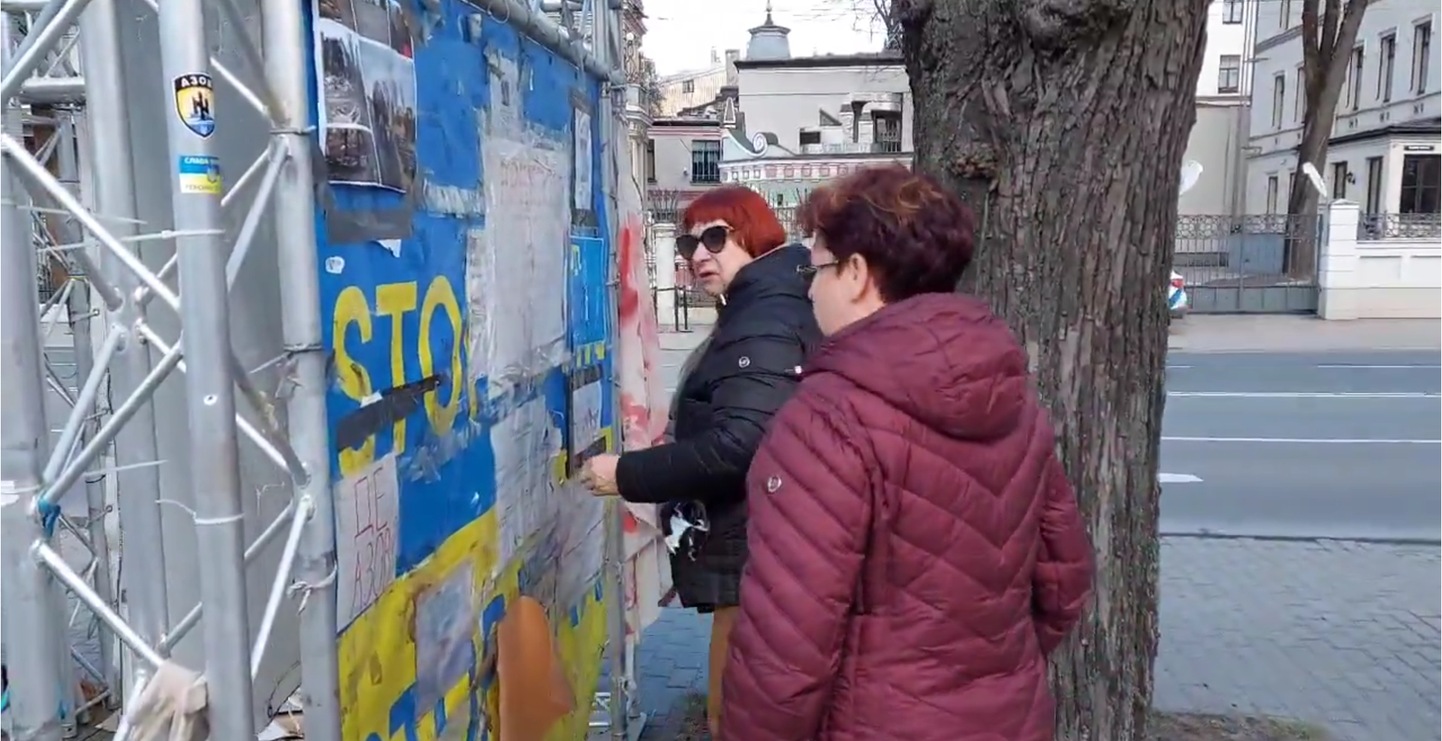В Риге женщина сорвала плакаты в поддержку Украины напротив посольства РФ