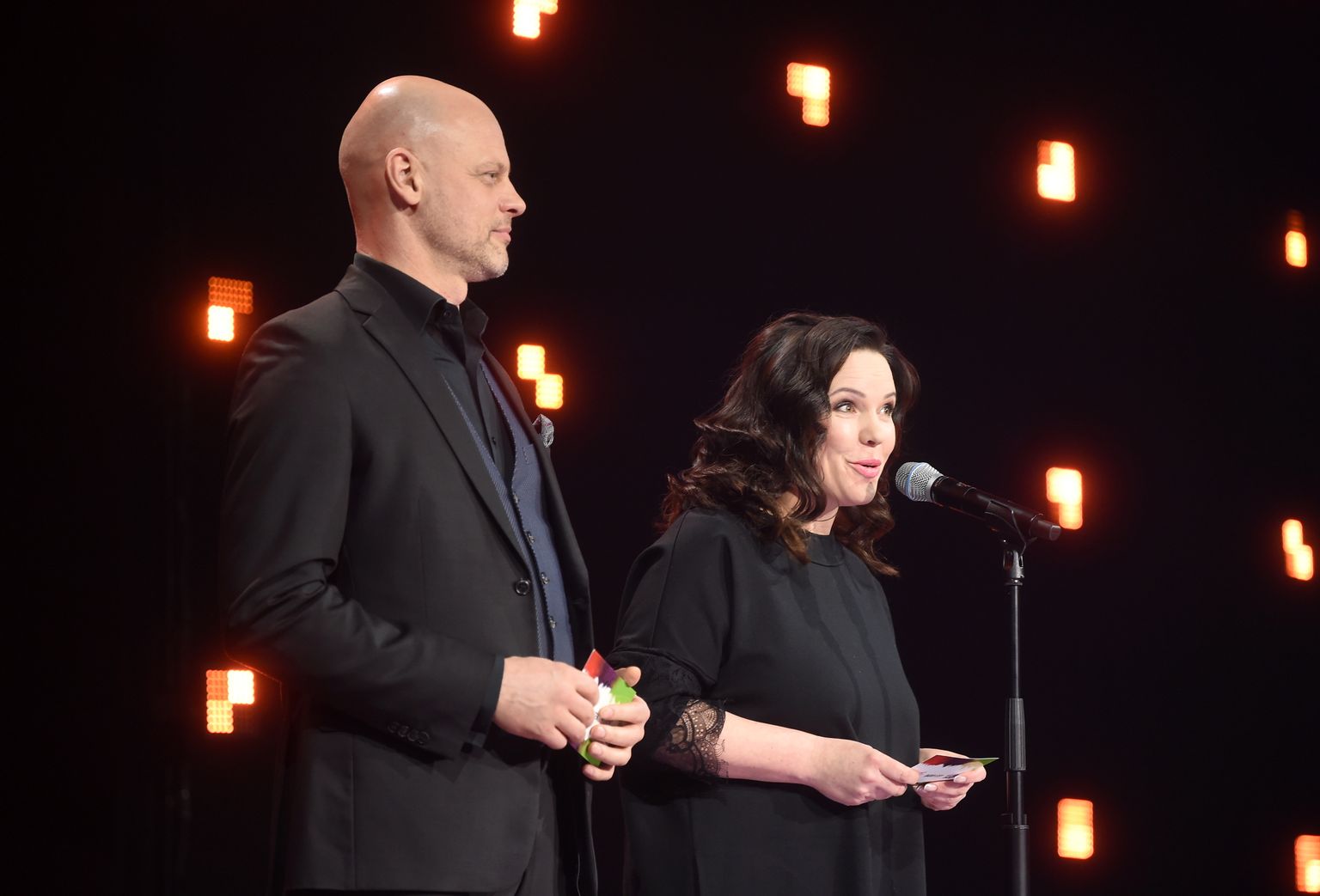 Žurnālists Valdis Melderis un "Radio Skonto" raidījumu vadītāja Rita Paula piedalās mūzikas ierakstu gada balvas "Zelta mikrofons" svinīgajā balvu pasniegšanas ceremonijā Dailes teātrī.