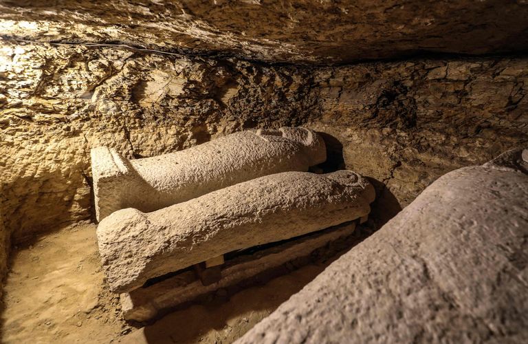 Arheoloogid leidsid Egiptuses M inyas Tunah Al Jabalis Vana-Egiptuse preestrite matmispauga, kus oli ka kivisarkofaage muumiatega