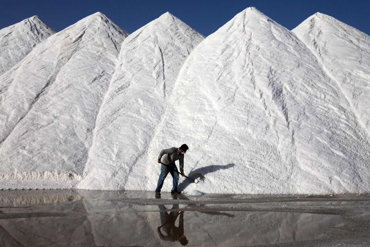 Vīrietis strādā sāls ieguves rūpnīcā Turcijā.