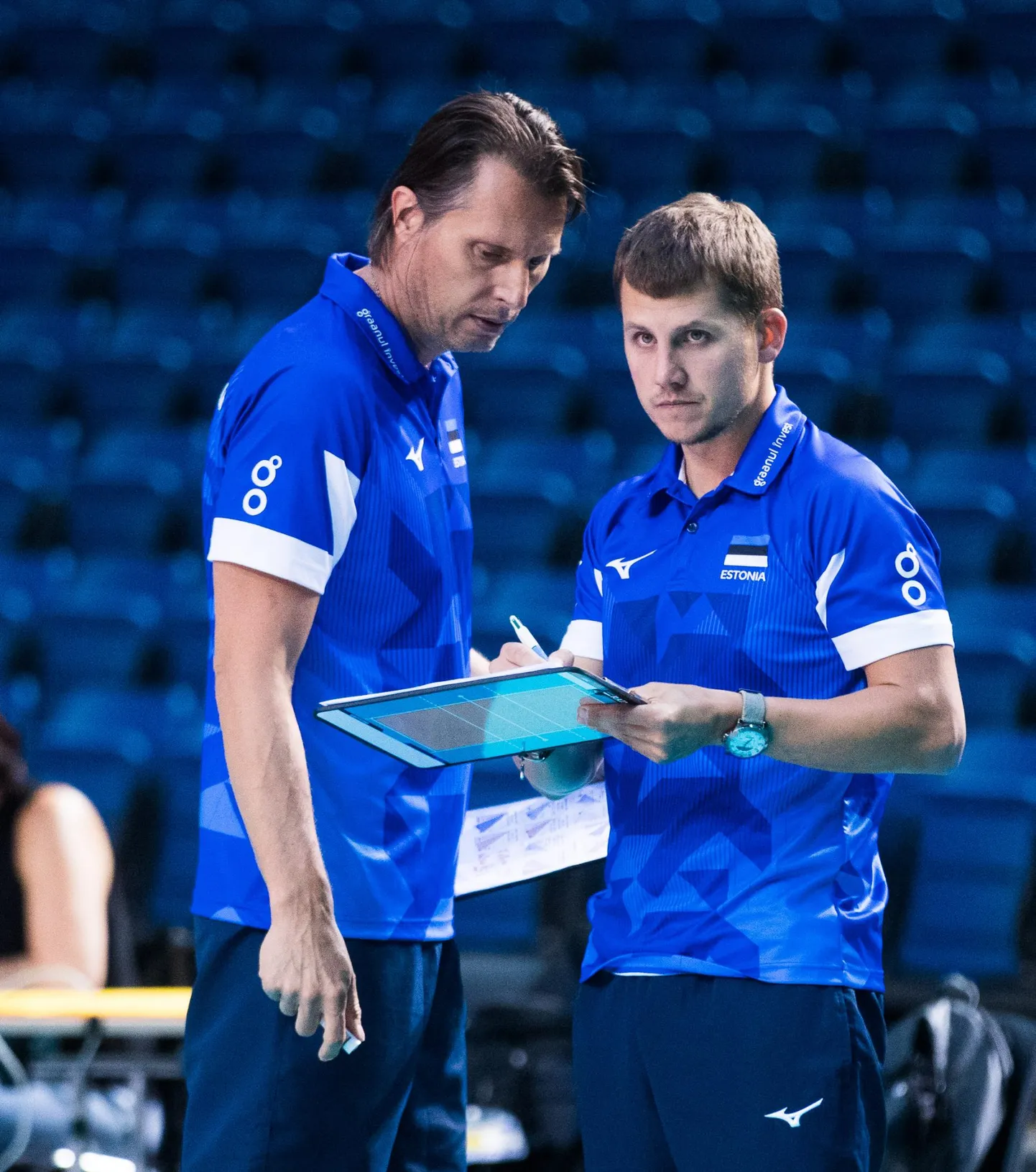 Rainer Vassiljev (paremal) on algaval EM-i finaalturniiril Eesti meeste võrkpallikoondise peatreeneri Gheorghe Crețu parem käsi.