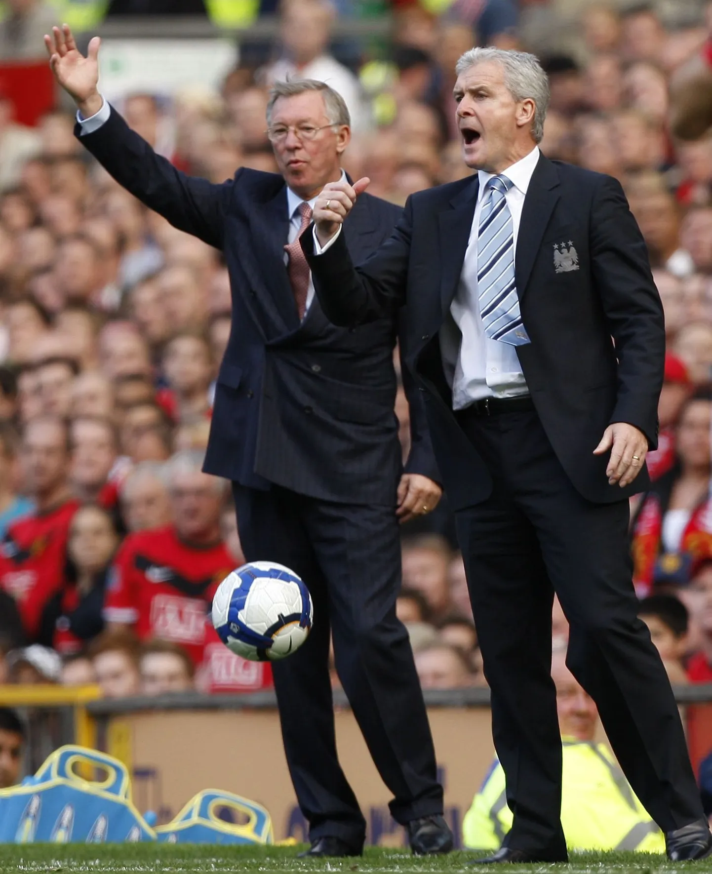 Queens Park Rangersi peatreener Mark Hughes (paremal) ja Manchester Unitedi loots Alex Ferguson pole kohtunike tegevusega sugugi rahul.