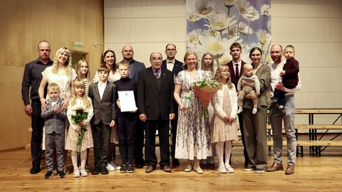 GALERII, VIDEO ⟩ Kogukonnaelu süda Ülle Ermel pälvis Võru maakonna aasta ema tiitli