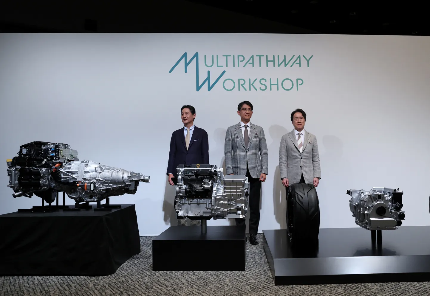 Subaru tegevjuht Atsushi Osaki, Toyota tegevjuht Koji Sato ja Mazda tegevjuht Masahiro Moro näitasid 28. mail oma ühiselt välja töötatavat uut mootorit, mis polegi elektriline, vaid ühendab mitu tehnoloogiat.