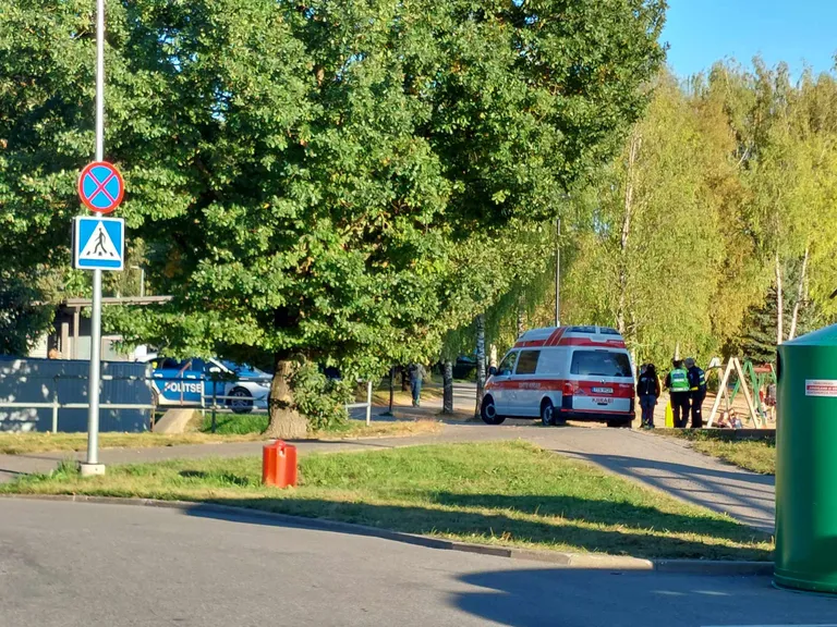 Pärast veest päästmist kontrollis naise tervist kiirabi.