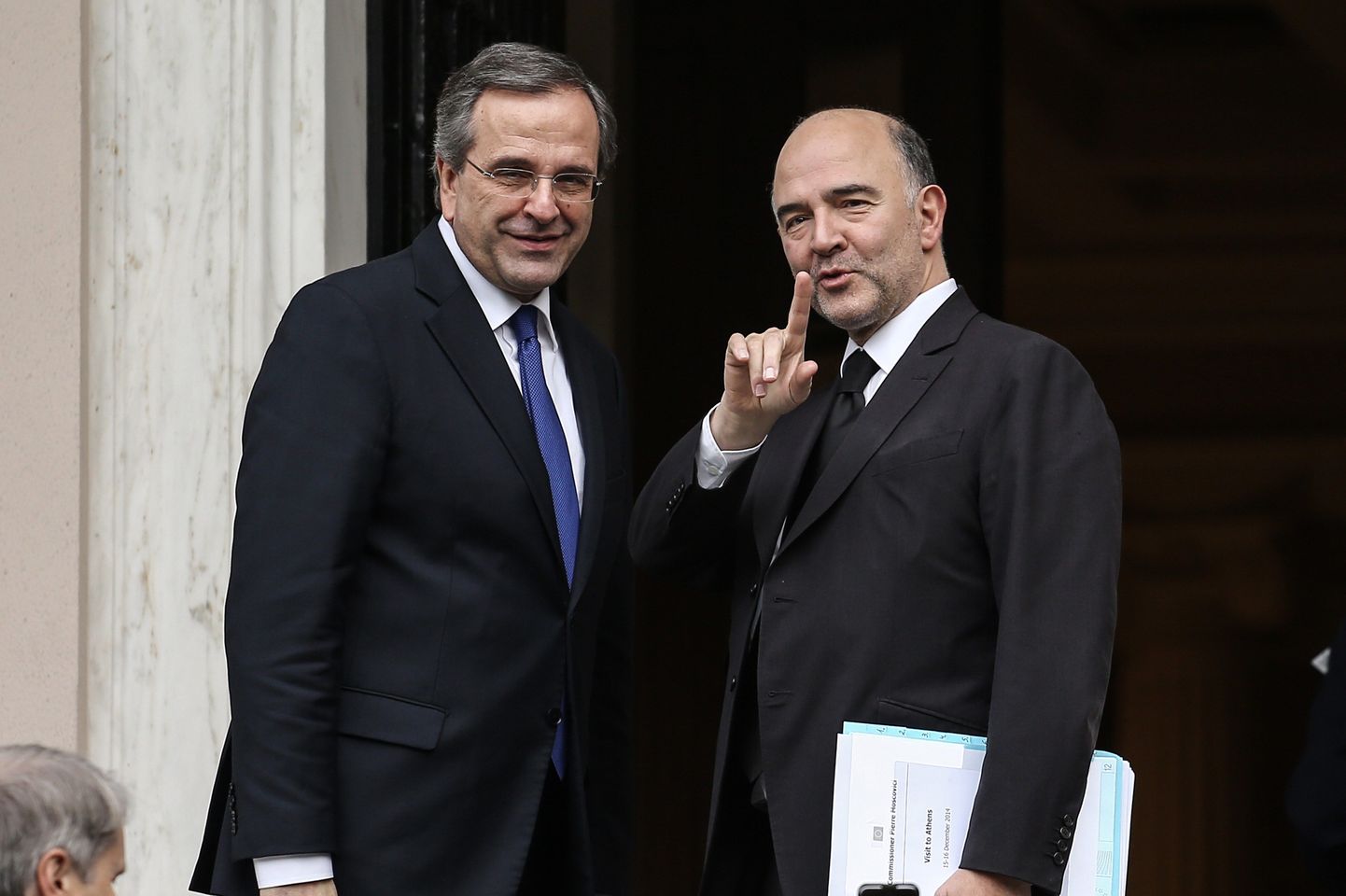 Eurovolinik Pierre Moscovici (paremal) käis Kreekas peaministrile Antonis Samarasele toetust avaldamas ning kreeklasi järskude liigutuste eest hoiatamas.