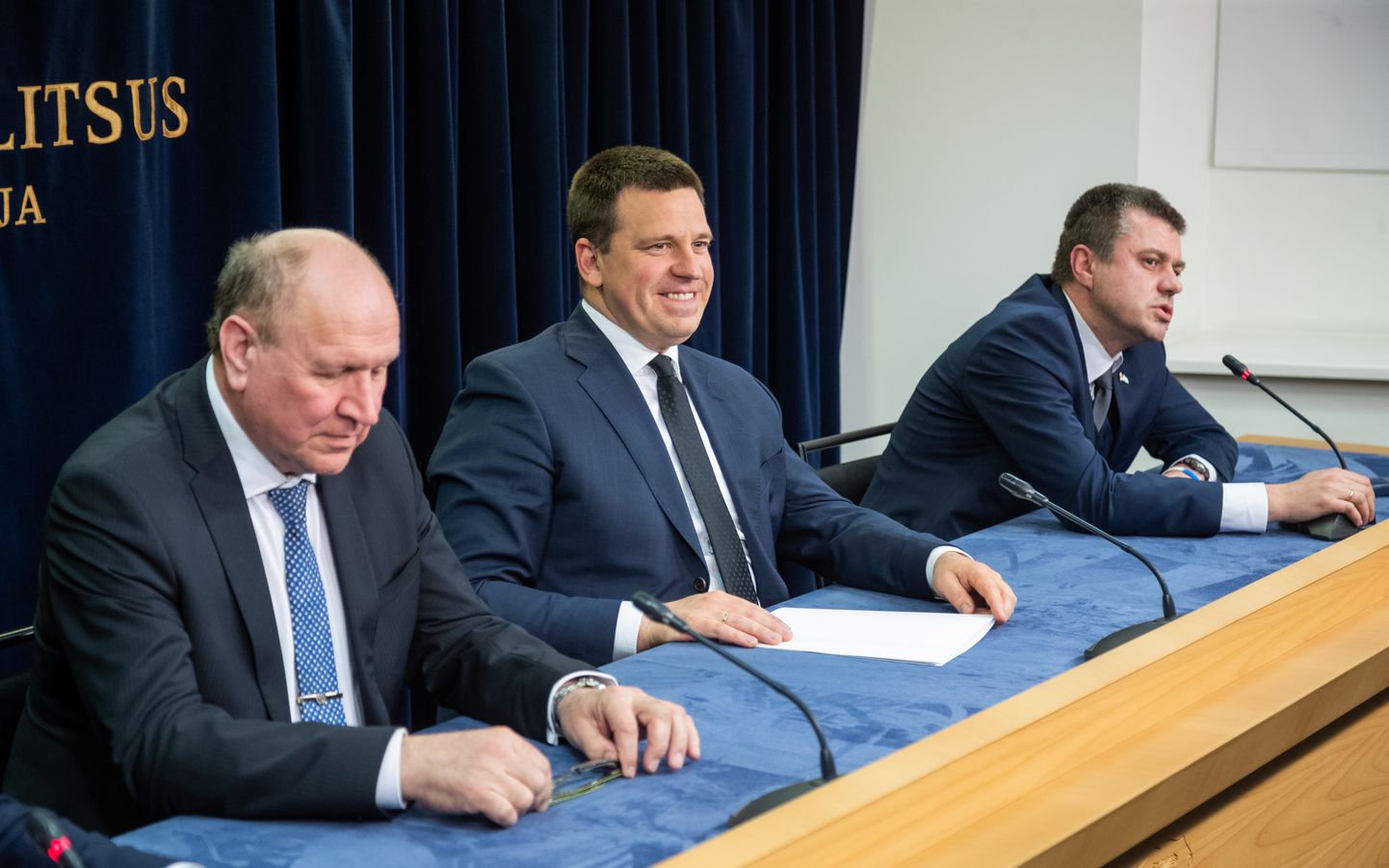 Pildil vasakult Mart Helme, Jüri Ratas, Urmas Reinsalu.