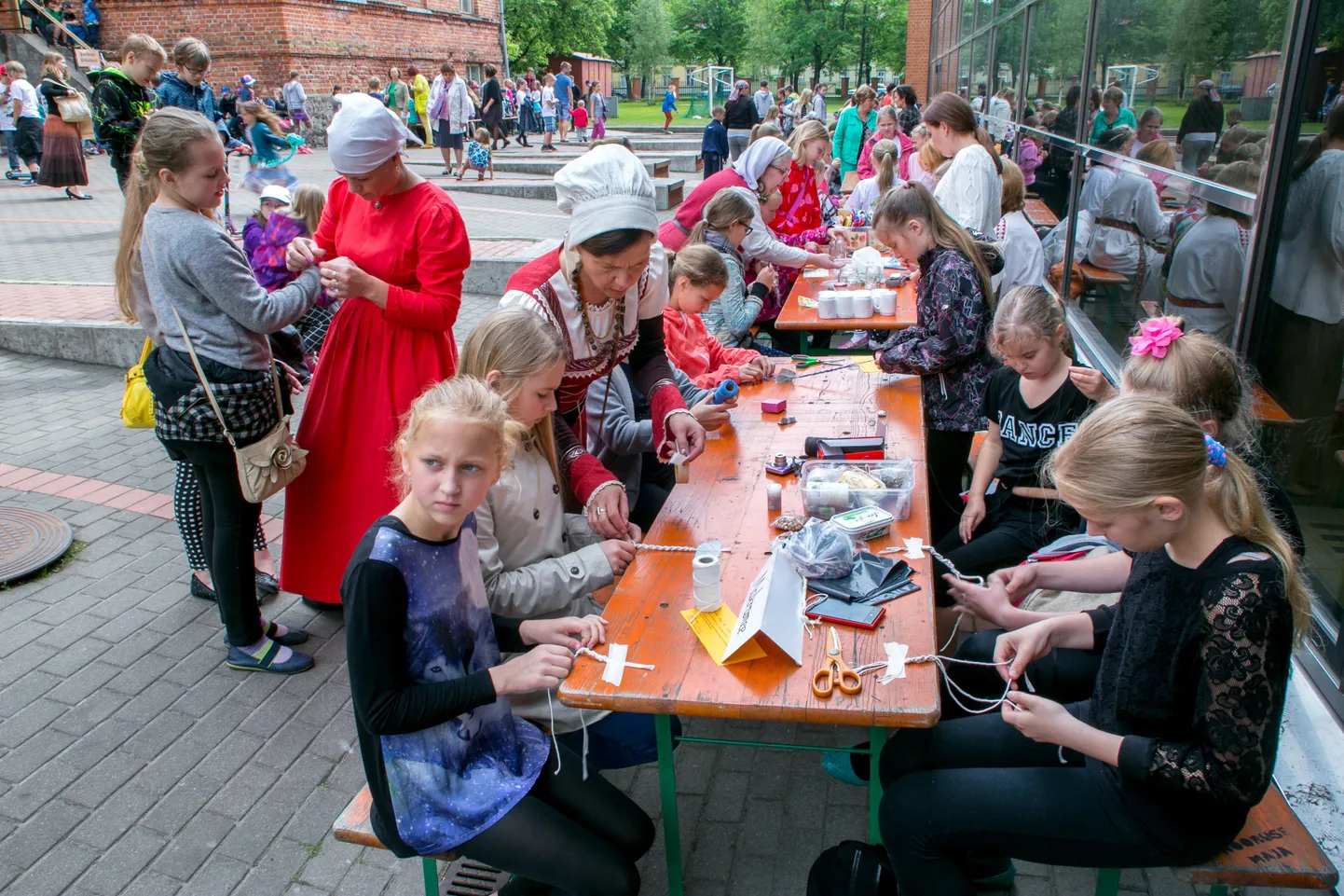 Pärnus Kuninga kooli õues toimus  XII noorte käsitööpäev.