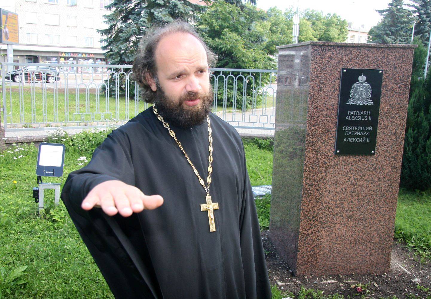 Ülempreester Andrei Suslov loodab, et sügiseks paigaldatakse postamendile ka büst.