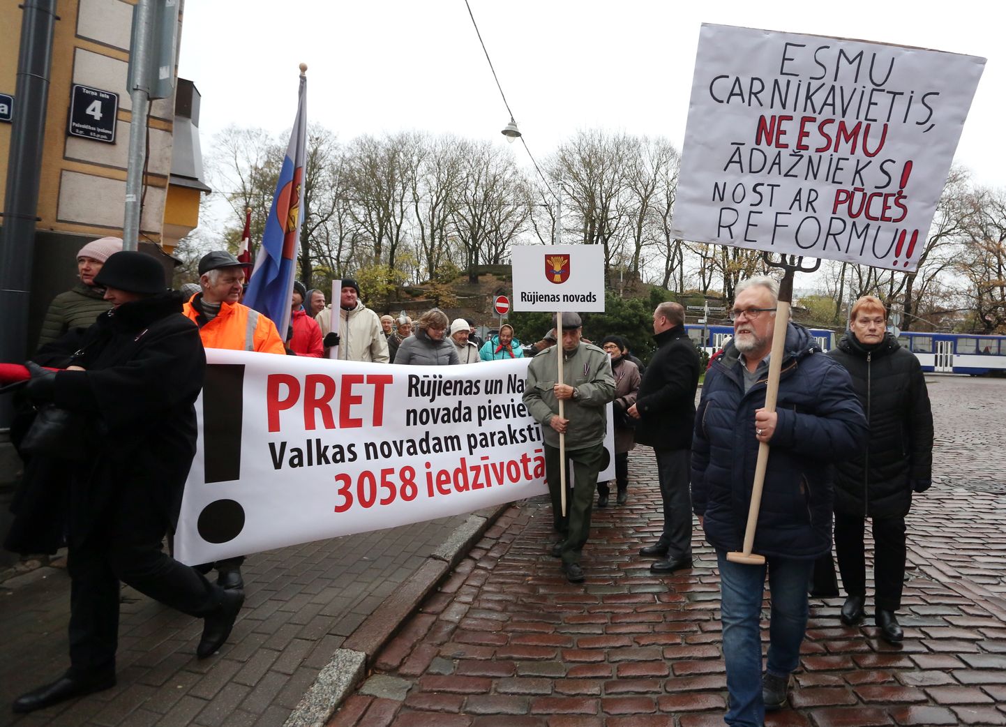 Mazsalacas, Rūjienas un Naukšēnu novada pašvaldību pārstāvji pulcējas pie Pulvertorņa, lai dotos protesta gājienā uz Saeimas namu.