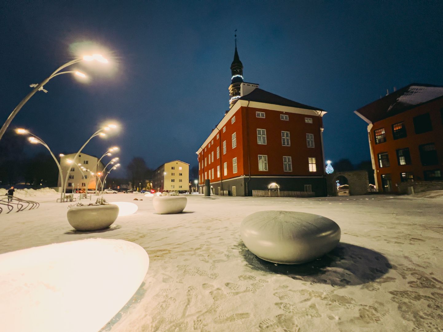 Для новой Стокгольмской площади главная тематика - вода. Покрытие площади преимущественно синего цвета, что из-за снега не бросается в глаза, а малые формы выполнены в виде речной гальки.