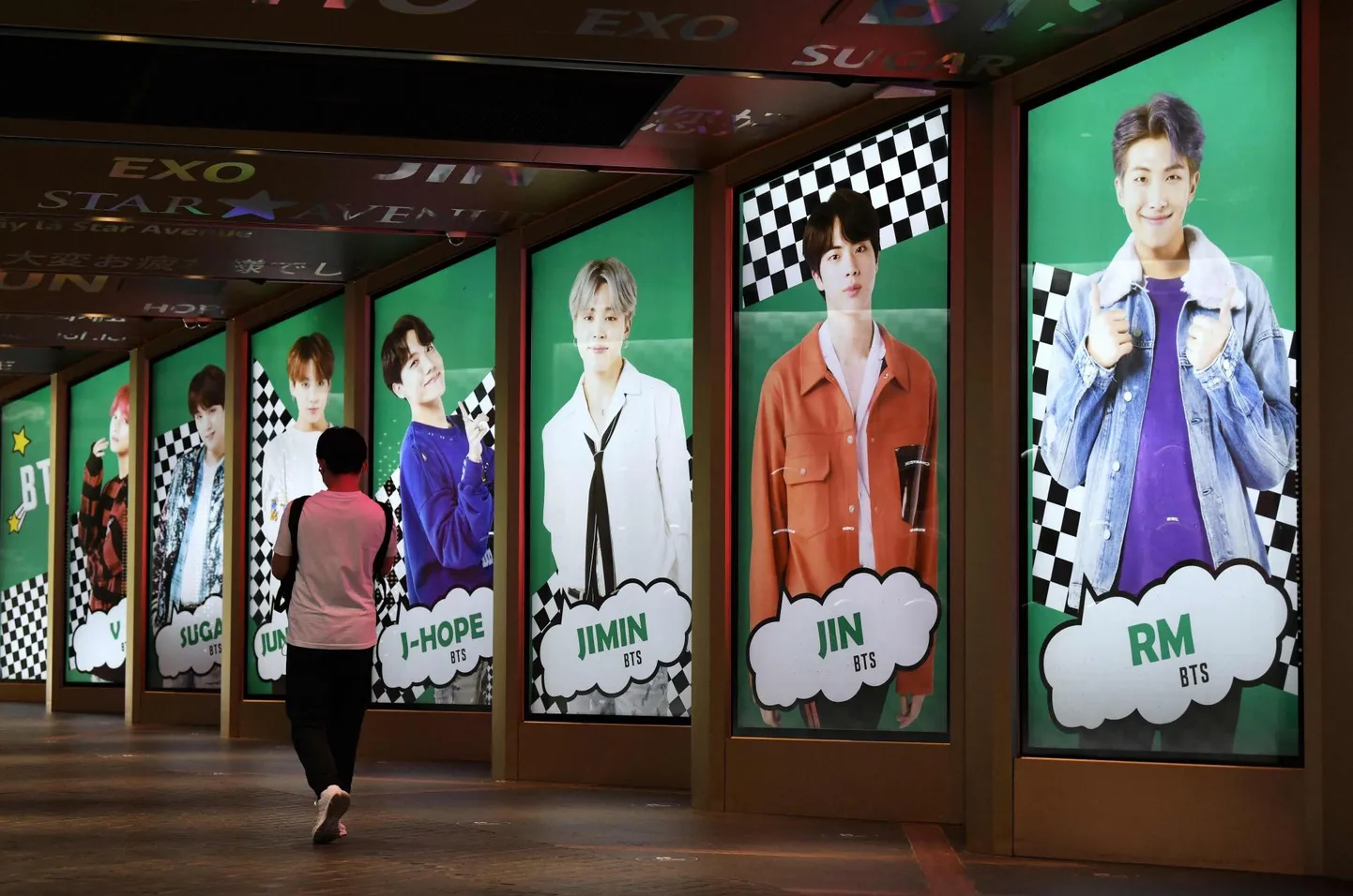 Korea popbändi BTS liikmete plakatid Soulis. Esiplaanil oma sõnavõtuga Hiinat pahandanud grupi liider Kim Nam-joon ehk RM.