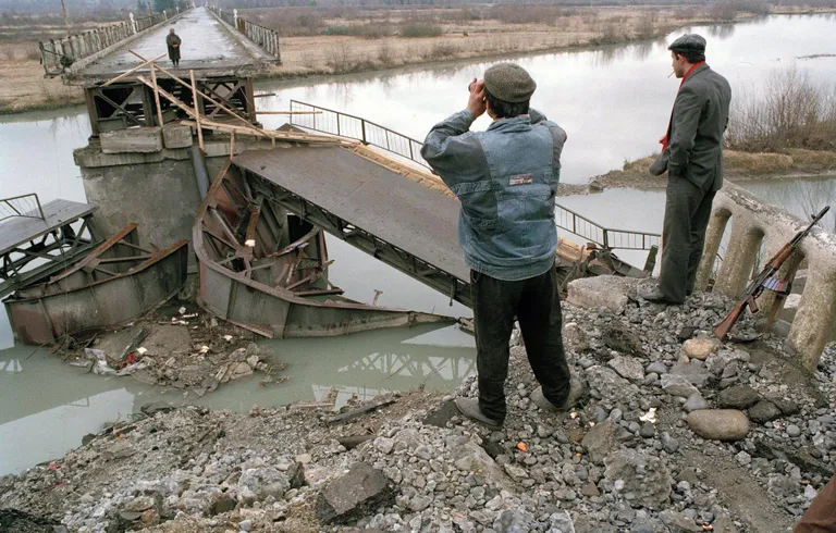 Abhaasidest valvurid õhku lastud silla juures 1994. aasta veebruaris. Teisel pool üle Ingudi jõe viinud silda paistab naine, kes soovis edastada kirja Abhaasias elavatele sugulastele.