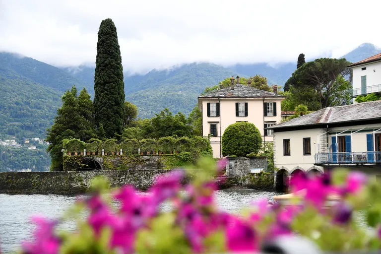 Paaril on ka ühine villa Laglios, Itaalias. Ei ole teada, kas Clooneydel on ka seal paanikatuba.